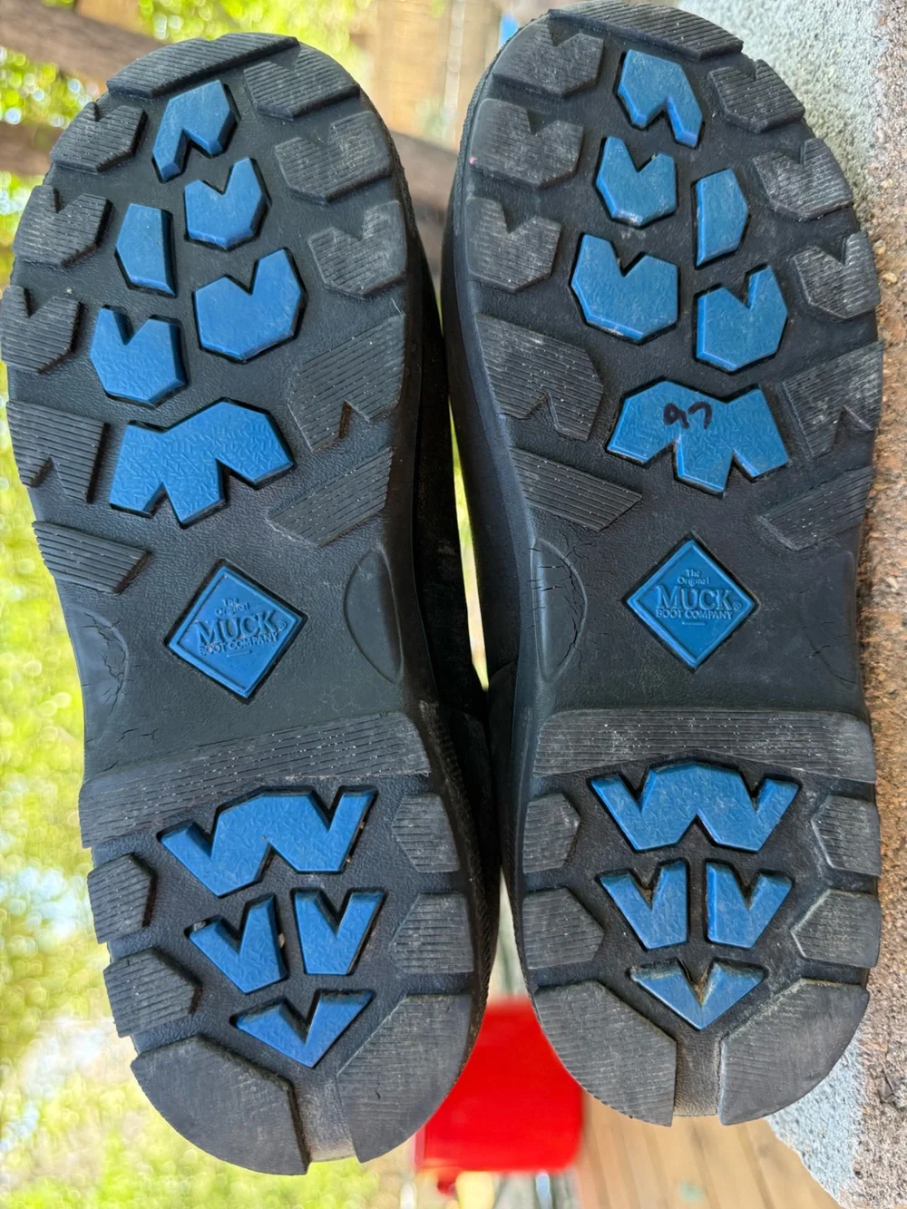Muck Boot Company Kid's Element Neoprene boots in black and blue